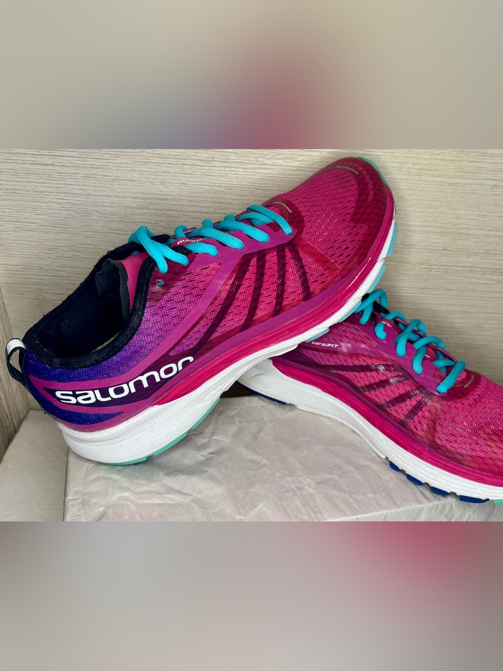 Salomon Women's Running Avenue Athletic Shoes with Turquoise Laces Size 8.5